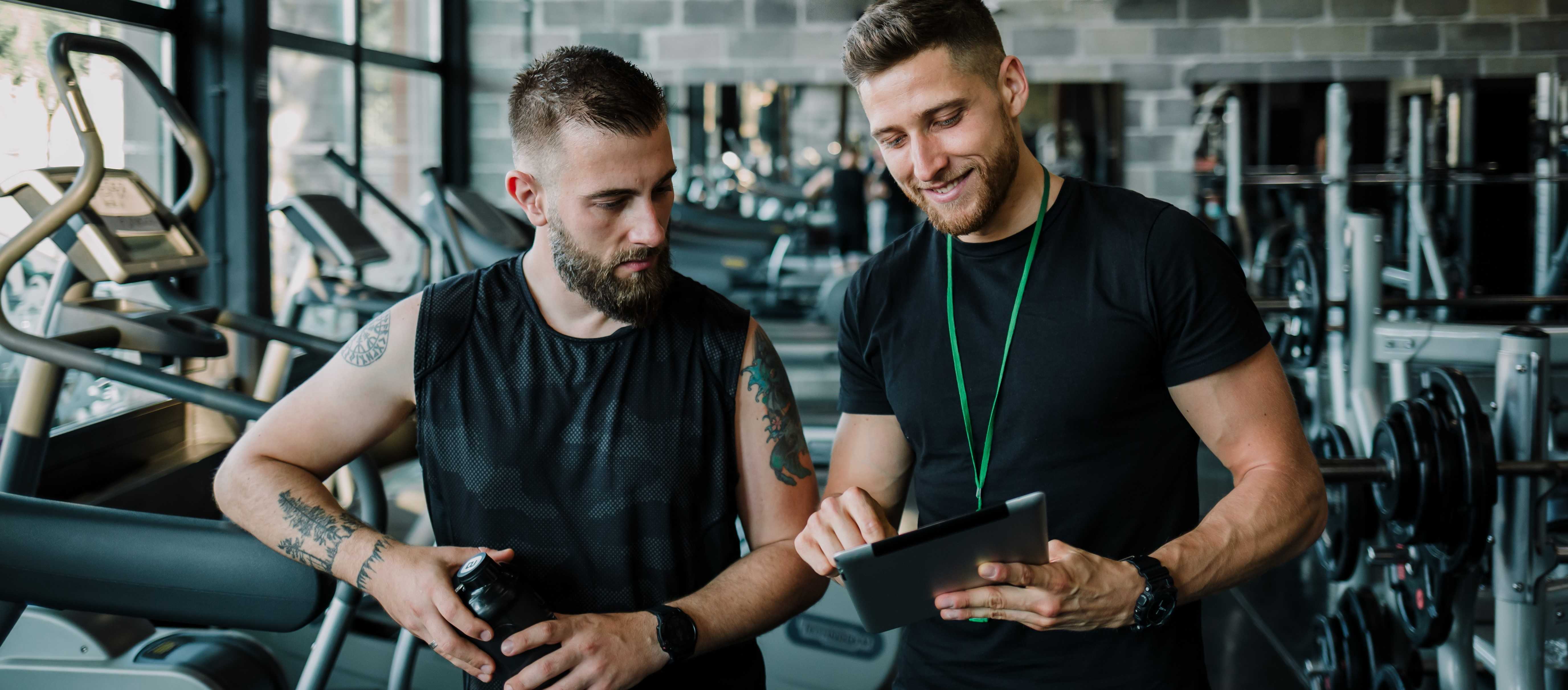 People doing squats in group pt sessions gym class